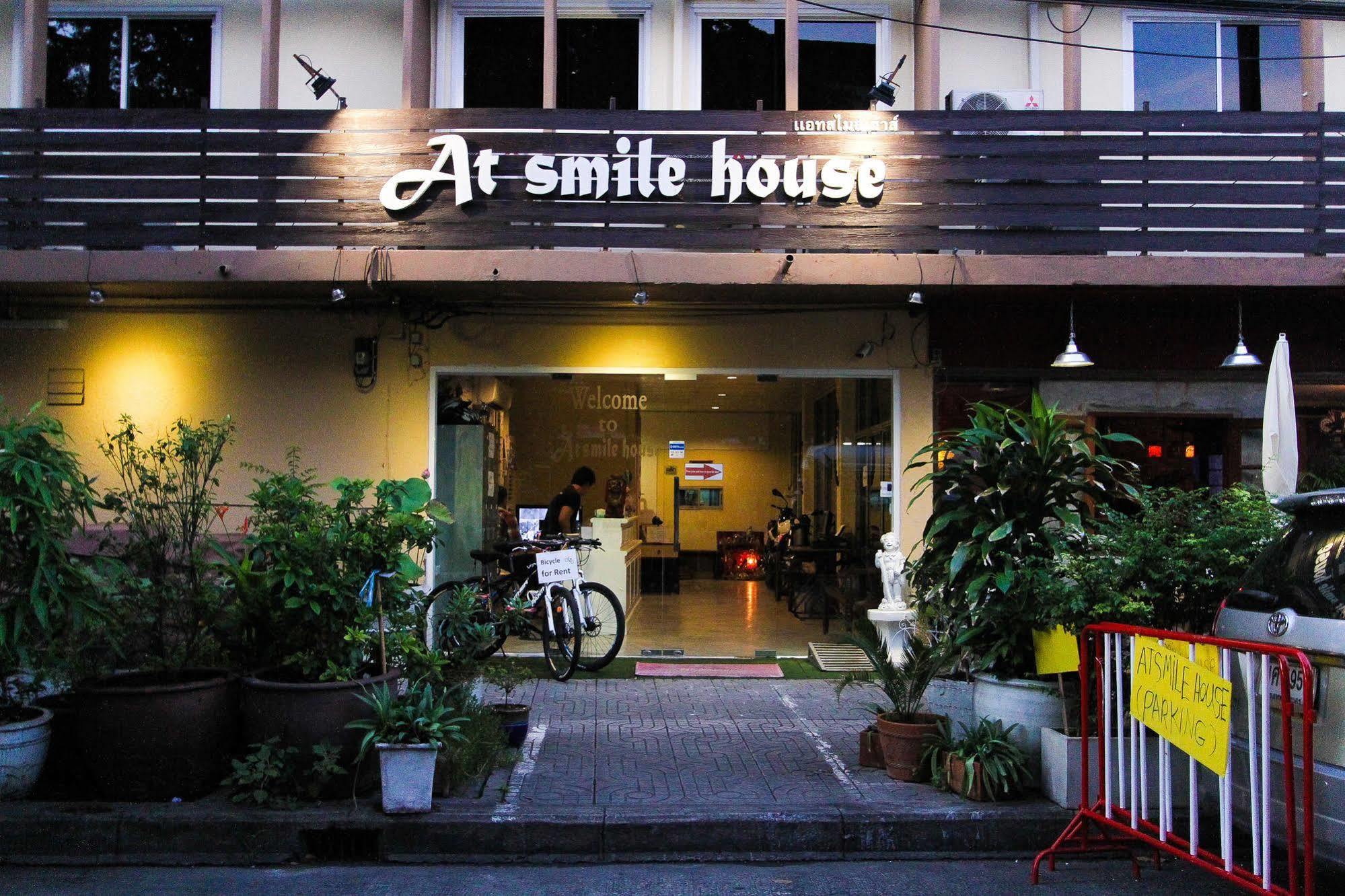 At Smile House Hotel Bangkok Esterno foto
